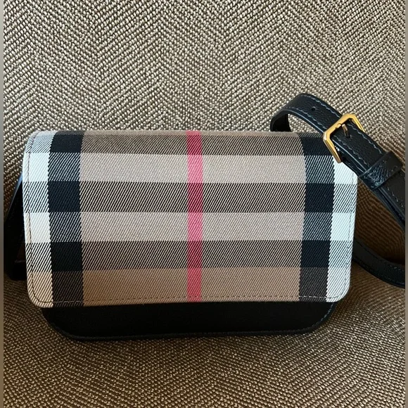 Burberry purse - Picture 1 of 16